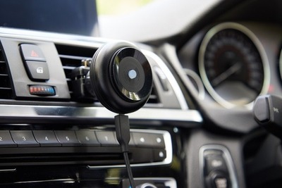 電動ポンプでスマホを真空吸着：車載ホルダー「Airput」…耐荷重最大8kg、Qi充電にも対応 画像