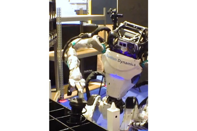 Boston Dynamicsのヒト型ロボット『Atlas』が自動車部品を取り出し運ぶ 画像