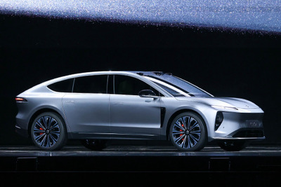 ボンネットにシャンパンタワーを載せて走れるか? 中国NIOのフラッグシップEV『ET9』 画像