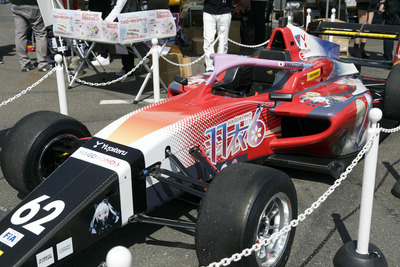 【お台場痛車天国2024】1000台の痛車がズラリ！　ユピテルはFRJ参戦マシン「羽衣6 F111」を展示 画像