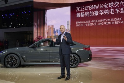 BMWの4ドアクーペEV『i4』、改良新型は表情変化…北京モーターショー2024