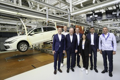 VW『ゴルフ』、生産50周年を祝う…次世代モデルは電動化へ 画像