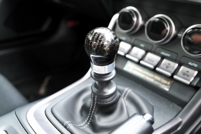 コクピットをスパルタンに演出…HKSから86/GR 86/BRZ/GRヤリスなどに適合の「カーボン・シフトノブ」発売 画像