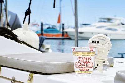 「カップ麺のフタ押さえ」をV8エンジンの船外機で再現? ヤマハの手芸シリーズ新作「スープの大海原に船外機で」 画像
