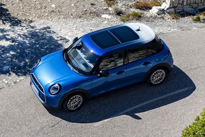 ルーフにグラデーション塗装、MINI 5ドアハッチバック 新型の「Favoured Trim」仕様 画像