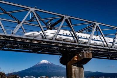 東海道新幹線の保守車両脱線、終日運休で足止め乗客「ぐったり」［新聞ウォッチ］ 画像