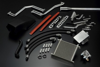 HKSの『R35 GT-R』専用「DCTクーラーキット」に軽量ブラックメッシュホースを採用 画像