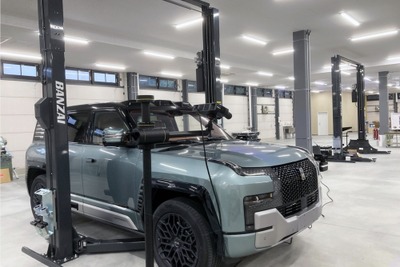 マークラインズ、新ベンチマークセンターを竣工 車両2台を同時に分解できる設備 画像