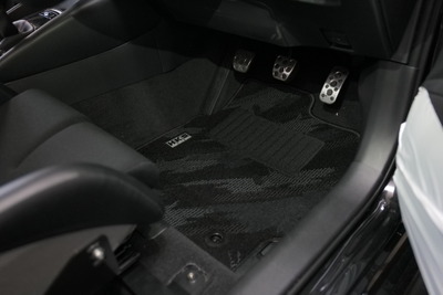 HKSのオイルカラーデザイン、『R34 GT-R』『GR86/BRZ』『GRカローラ』用フロアマットが販売開始 画像