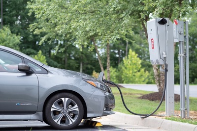 日産『リーフ』、米国で唯一電力網にエネルギーを供給できる量産EVに…新型双方向充電器に対応 画像