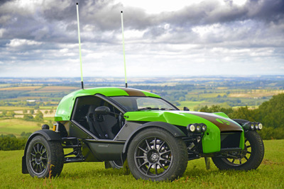 まるでラジコン!? わずか896kgの「どこへでも行ける究極スポーツカー」発表 画像