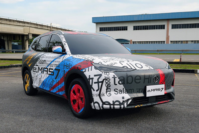 プロトン初のEV、マレーシア国民の日のパレードに登場…迷彩カラーまとう 画像