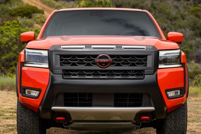 さらにコワモテ顔に変身!新色「アフターバーンオレンジ」が眩しい日産の新型『フロンティア』 画像