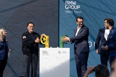 シュワちゃんが立ち合い、BMWのオーストリア工場が再生可能エネルギーへ完全移行 画像