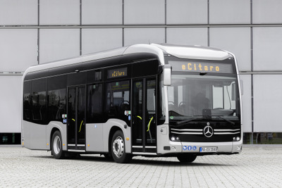 古い町並みでも快適に運行、「1.5m短い」メルセデスベンツの新型電動バス『eシターロ K』登場 画像