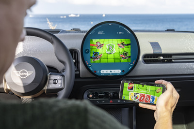 新型MINI『クーパーC』は、車載ディスプレイで「UNO」ができる 画像
