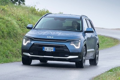 世界初「トライフューエル」ハイブリッド車、LPG併用で航続1600km…キアがイタリアで発表 画像