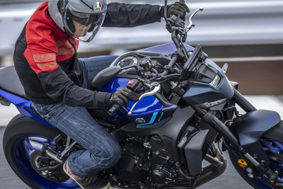 【ヤマハ MT-09 試乗】“アウトロー”がスポーツバイクの王道に則った進化を遂げた…伊丹孝裕 画像