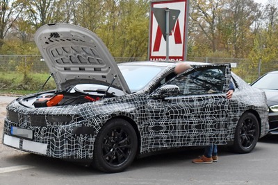 「M」と間違える? BMW『3シリーズ』ノイエクラッセEV、ついに実車が出現! 画像