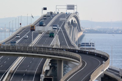 変動料金制導入で揺れる東京湾アクアライン、渋滞緩和に “大波小波”の通行料［新聞ウォッチ］ 画像