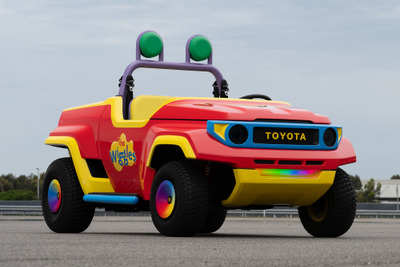 『FJクルーザー』がモチーフ、子供向け音楽グループのステージカー『ビッグレッドユーテ』をトヨタが開発 画像