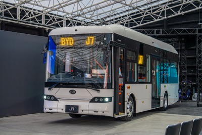BYDが日本専用仕様の中型電気バス『J7』を発表、26年にはEVトラック投入も…商用車でも攻勢 画像