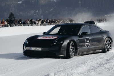 ポルシェの最新EVから歴史的名車まで、ダイナミックに雪上を駆ける 画像
