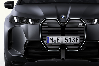 BMWの電動SUV『iX』、大胆チェンジの改良新型を米国発表…「M70」は650馬力 画像