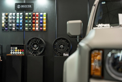 輸入車カスタムのパイオニア「ラガーコーポレーション」が初出展、INOZETEKのカラーPPFに注目…IAAE 2025 画像
