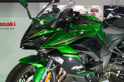 ラメラメのグリーンでギラギラ、スペシャルなカワサキ『Ninja 1100SX SE』…大阪モーターサイクルショー2025 画像