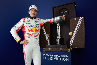 F1日本GP、フェルスタッペン選手に授与された優勝トロフィーは「ルイ・ヴィトン」の特製トランク入り 画像