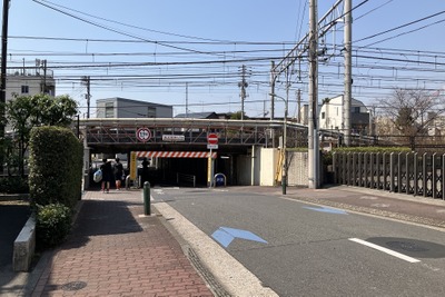 トヨタ シエンタ は無理かも、制限高さ1.7mの低いガード…京浜東北線・大森~蒲田 画像