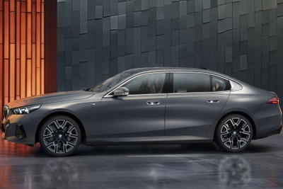 「長い」BMW『5シリーズ』が日本発売、後席スペースは『7シリーズ』に匹敵…948万円から 画像