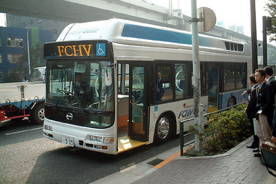 【東京ショー2002出品車】トヨタ『FCHV-BUS2』、公道試乗会でアクシデント 画像