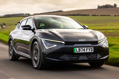 キアの電動SUV『EV6』、航続426kmの入門モデルが英国へ 画像