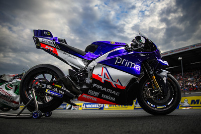 ヤマハのマシンがアルピーヌ70周年を祝福! MotoGP プリマ・プラマック・ヤマハの『YZR-M1』が特別カラーに 画像