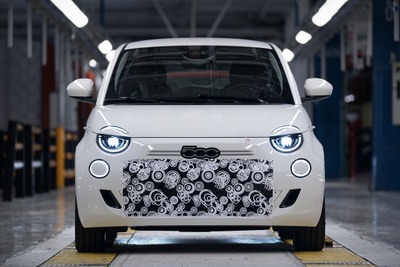 フィアット『500ハイブリッド』、先行生産車両を組み立て開始「手頃な価格の電動化」 画像