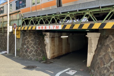 余裕ありすぎ、制限高さ1.7mの低いガード…総武線・千駄ケ谷~代々木 画像