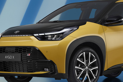 「GRスポーツ」がトヨタ最小SUV『アイゴX』にも登場! 斬新ツートーンの“ヤル気”HVコンパクト 画像