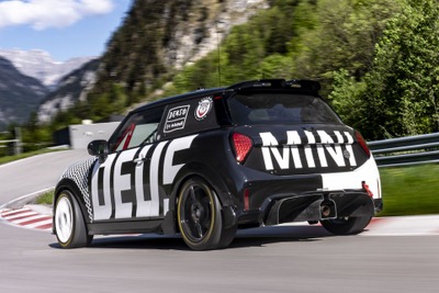 MINI、ニュル24時間レースに参戦準備完了! 新デザインの「JCW」で走る 画像