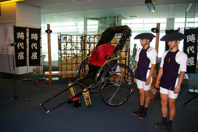 前代未聞!　空港搭乗ゲートまで人力車で 画像