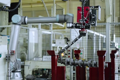 豊田自動織機、協働ロボット「UR10e」導入…重量物搬送を自動化 画像