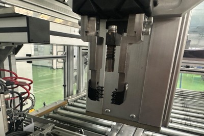 ボッシュ、東松山工場の自動車部品生産ロボットに「柔軟指」導入 画像