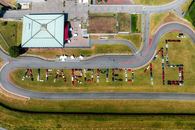 115台のアルファロメオが「車文字」で周年祝う、イタリアで記念イベント 画像