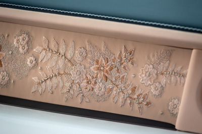 父親への贈り物に“16万針の刺繍”で飾ったロールスロイスを…世界に一台の『ファントム・ダンテル』公開 画像