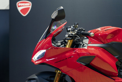 新型ドゥカティ『パニガーレV2S』日本上陸に「スイングアームアームすげー」「日本じゃ全力は使えない」など驚きの声 画像