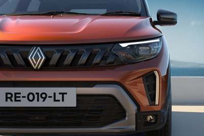 ルノーの小型3列シートSUV『トライバー』が改良、「35の新機能」採用でデザイン刷新 画像