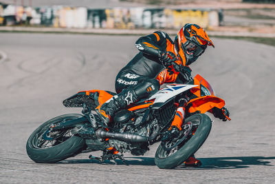 400ccスーパーモト市場に急先鋒! 85万9000円の新型KTM『390 SMC R』8月発売へ 画像