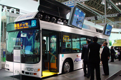 【東京ショー2002速報】空気を吸い込む音が特徴的!? トヨタ『FCHV-BUS2』 画像