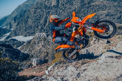 KTM「エンデューロモデル」7車種のラインアップを刷新、軽量化と冷却性能向上 画像
